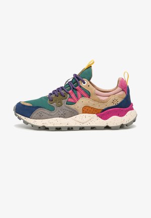 Sneaker multicolore con un mix di materiali in suede e rete. Presenta pannelli verdi, rosa e beige, lacci viola e una suola maculata.