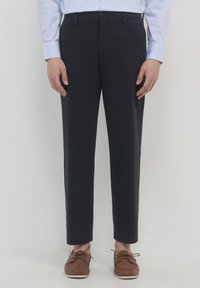 Marineblaue Hose mit geradem Bein, hergestellt aus einem glatten Stoff. Mit Knopfverschluss, Gürtelschlaufen und Seitentaschen.