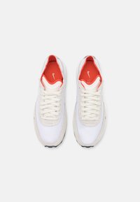 Nike Sportswear WAFFLE ONE VNTG - Tenisky - white/summit white/picante red/sail/black/team orange