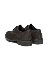 Tmavě hnědé kožené boty s kulatou špičkou, šněrovacím designem, texturovanou gumovou podrážkou a kontrastními švy.