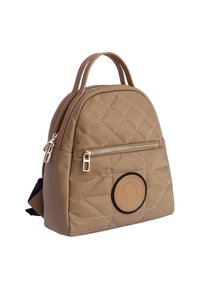 Mochila acolchada marrón hecha de nylon con cremalleras en tono dorado, doble strap y un parche de logo redondo en la parte frontal. Presenta un bolsillo lateral.