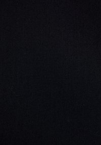 Material textil negru, cu o textură netedă, un model strâns țesut și o culoare constantă, potrivit pentru diverse aplicații textile.