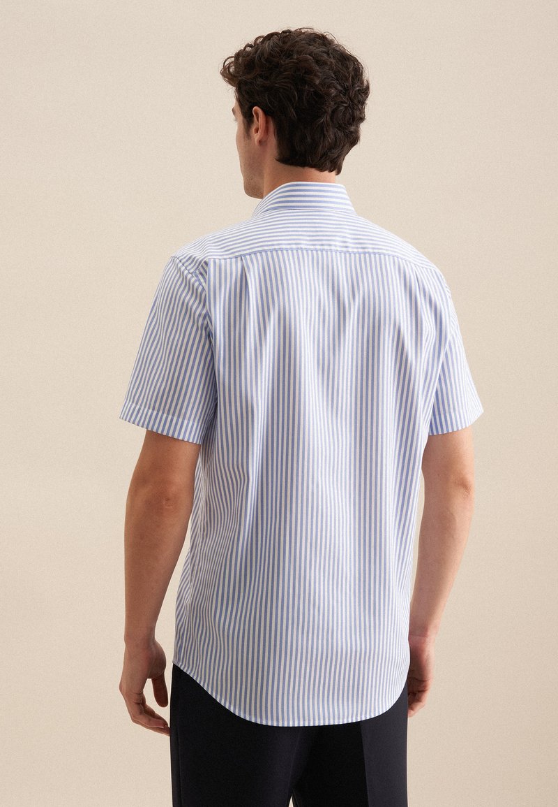 Camicetta a maniche corte con righe verticali blu e bianche, colletto a punta e orlo arrotondato, realizzata in morbido cotone leggero.
