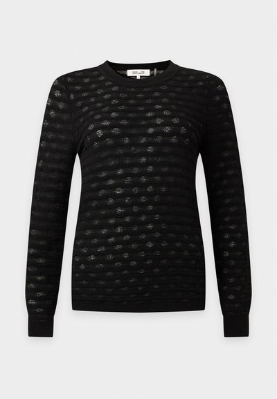 Pull en maille noir à manches longues avec un motif texturé subtil et des poignets et un ourlet côtelés sur un fond uni.