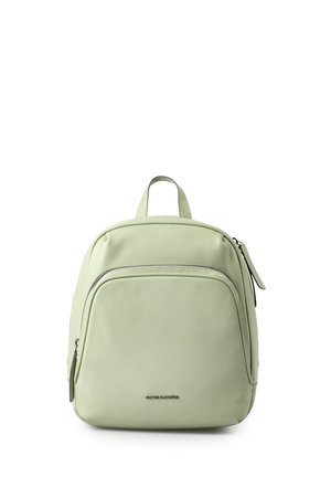 Lichtgroene kleine rugzak met ritsvak aan de voorkant, bovengreep en hoofdritssluiting op een witte achtergrond.