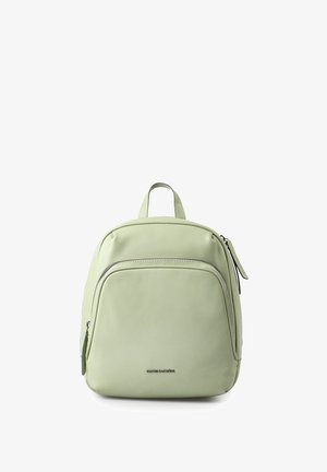 Lichtgroene kleine rugzak met ritsvak aan de voorkant, bovengreep en hoofdritssluiting op een witte achtergrond.