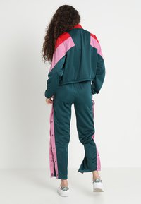 Urban Classics LADIES BUTTON UP TRACK PANTS - Donji dijelovi trenirke - jasper/coolpink/firered
