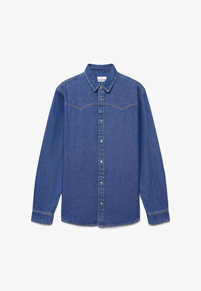 Dunkelblaues Jeanshemd mit langen Ärmeln, durchgehendem Knopfleistenverschluss, spitzem Kragen und zwei aufgesetzten Brusttaschen mit Nahtdetails.