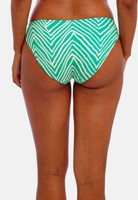 Tanga de bikini a rayas verdes y blancas con una textura suave y un ajuste de tiro bajo, que presenta una forma contorneada y una cinturilla elástica.