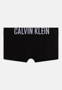 Čierne bavlnené boxerky s mäkkým elastickým pásom, na ktorom je v kontrastnej bielej farbe potlačený nápis "CALVIN KLEIN".