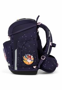 Mochila morada con estampado de estrellas, dos bolsillos laterales, detalles en rosa, un parche redondo con un diseño de personaje y correas acolchadas ergonómicas.