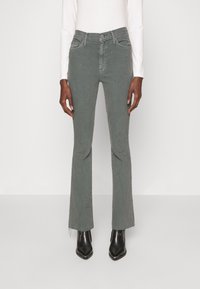 Grijze flared jeans van denim met een vervaagde afwerking, voorzien van voorzakken, een knoopsluiting en versleten randen aan de zoom.