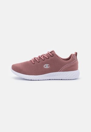 Zapatilla deportiva de malla rosa claro con diseño de cordones, suela blanca texturizada y pequeño logo plateado en el lateral, mostrada de perfil.