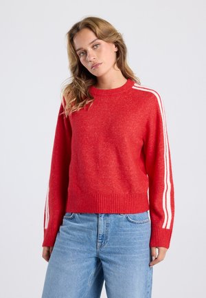 Roter Strickpullover mit geripptem Saum und Hals, der weiße Streifen an den Ärmeln hat. Strukturierter Stoff mit einer lockeren Passform.