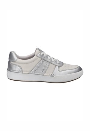 Witte en zilveren sneaker met een glad leren bovenwerk, geperforeerde details en een platte rubberen zool. Beschikt over zilveren accenten op de neus en de hiel.