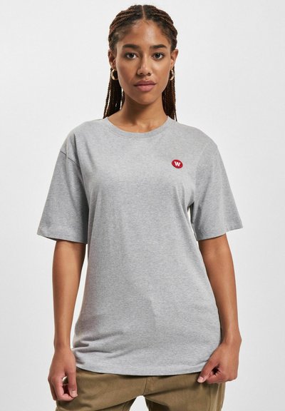 WOOD WOOD WWACE BADGE - Camiseta básica - grey melange