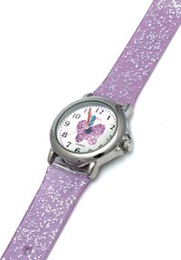 Montre à quartz avec un boîtier argenté, un cadran blanc, un design de papillon violet, et un bracelet en silicone violet pailleté avec des étincelles argentées.