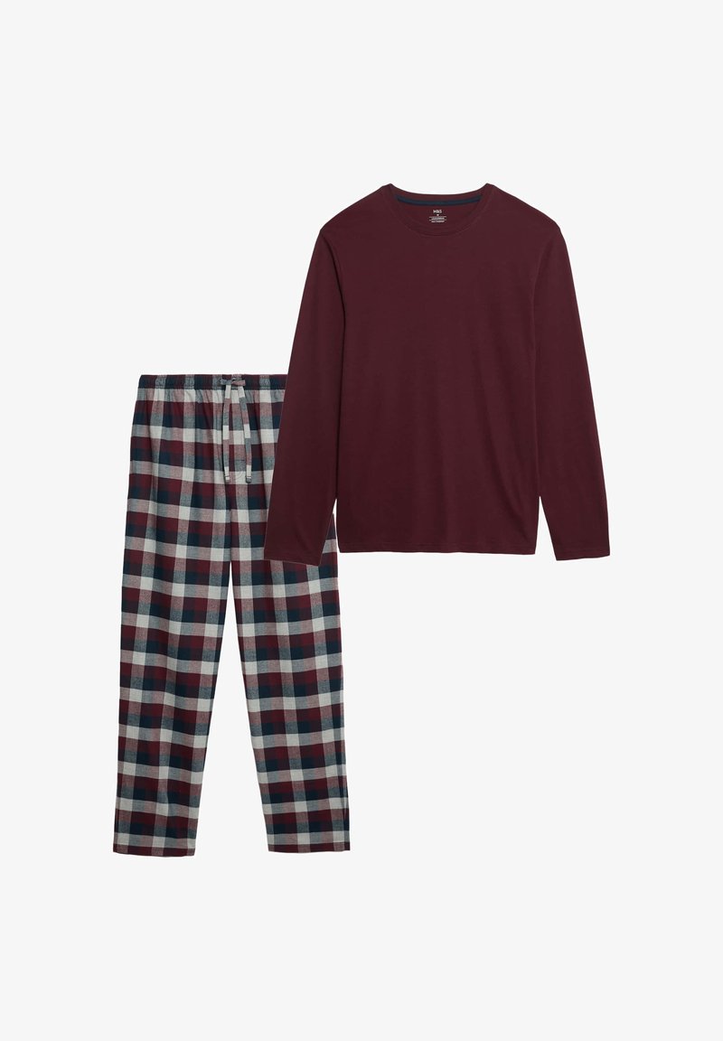 Camicia a maniche lunghe bordeaux abbinata a pantaloni del pigiama a scacchi in blu navy, rosso e bianco. I pantaloni presentano un elastico in vita e un cordino.