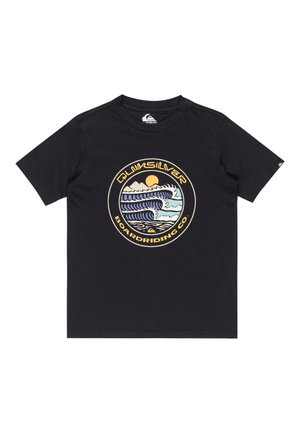 Svart bomullströja med en rund grafisk design som har vågor, sol och berg. Quiksilver-logotypen i stiliserad text ovanför och under designen.