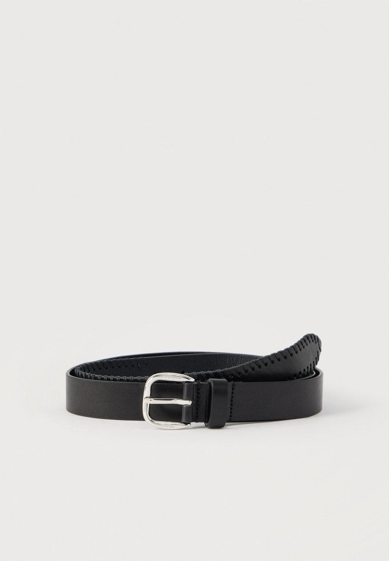Ceinture en cuir noir avec une boucle en métal argenté, dotée d'une finition lisse et de coutures le long des bords. Design classique.