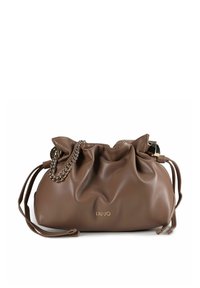 Borsa a mano in pelle marrone con design plissettato. Presenta una tracolla a catena e chiusura con coulisse, che mette in risalto texture eleganti e un dettaglio logo sottile.