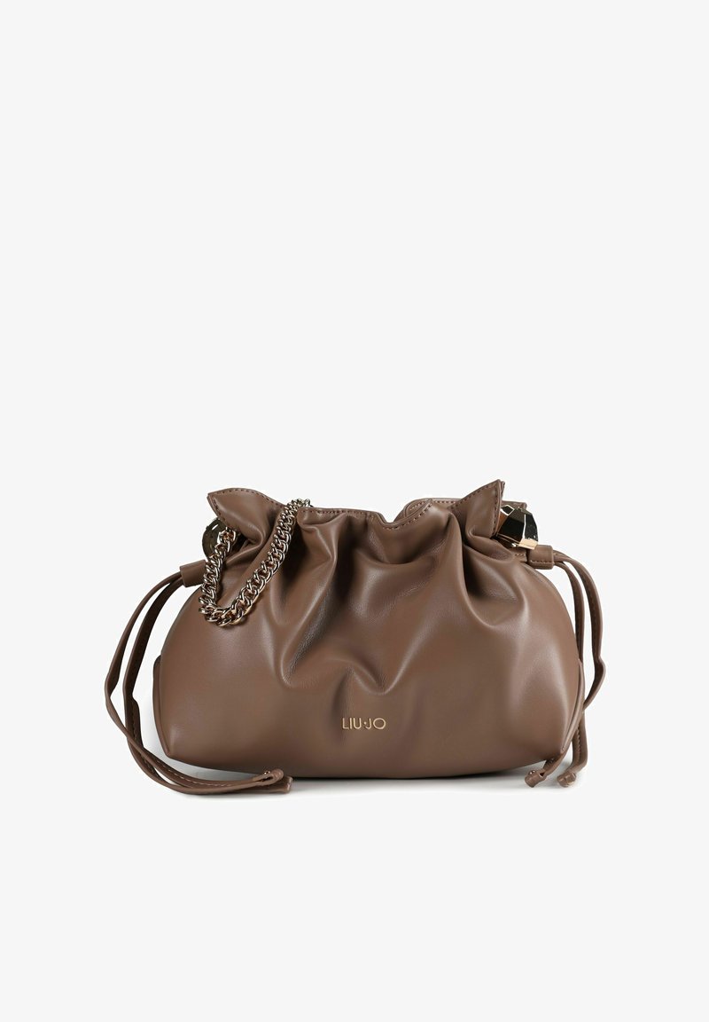 Borsa a mano in pelle marrone con design plissettato. Presenta una tracolla a catena e chiusura con coulisse, che mette in risalto texture eleganti e un dettaglio logo sottile.