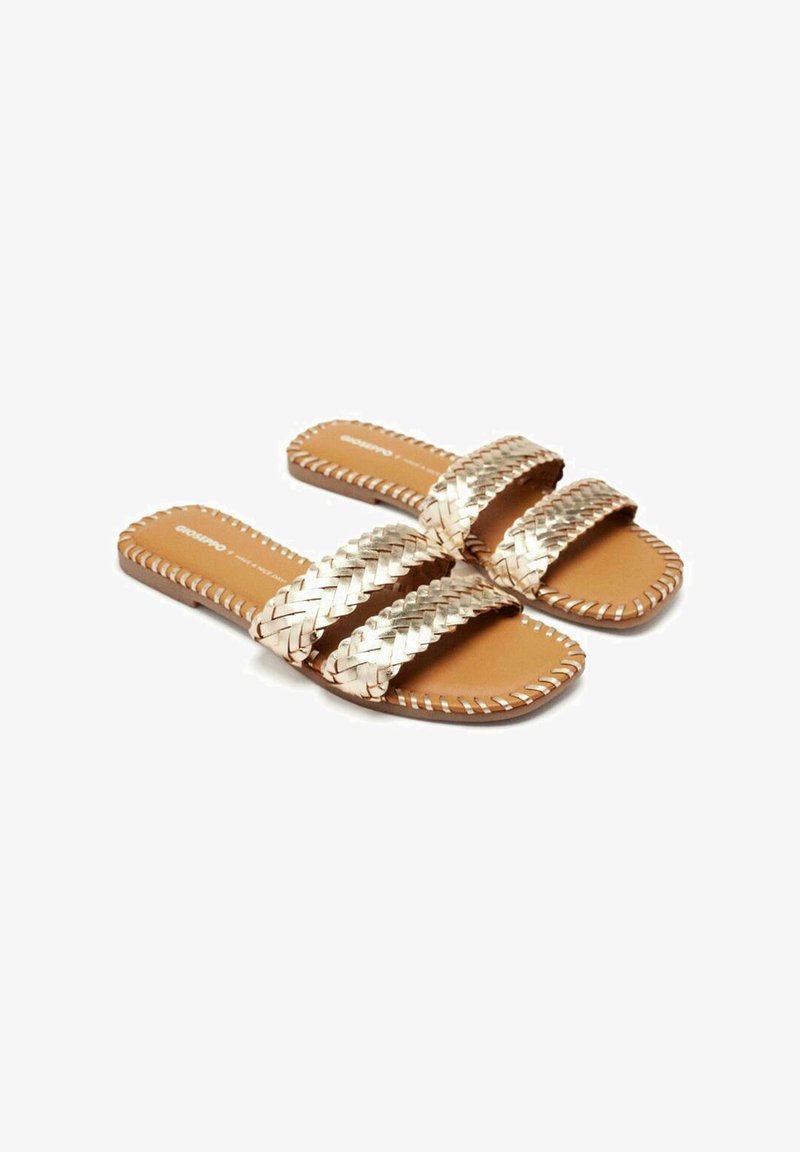 Sandales tissées métalliques avec deux larges brides, semelle plate couleur tan et coutures décoratives le long des bords. Design classique à enfiler.