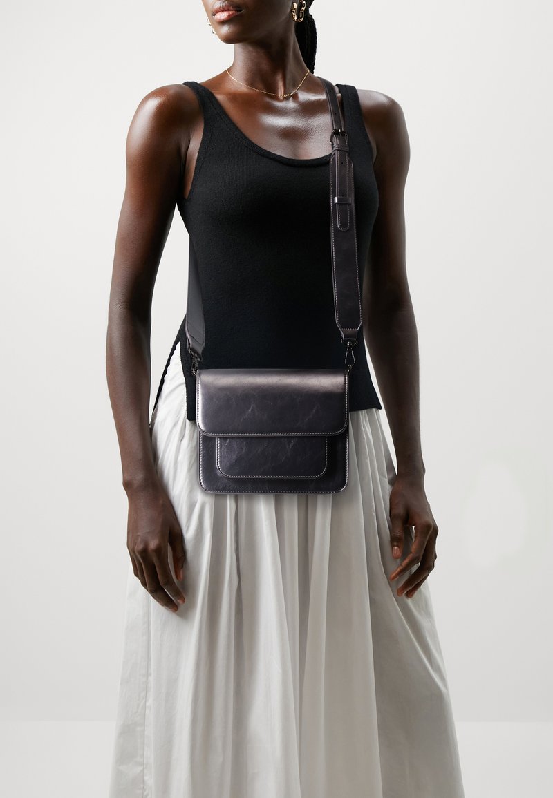 HVISK CAYMAN POCKET STRUCTURE Cross body bag grey chrome silver coloured