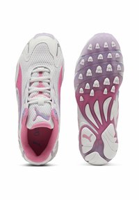 Baskets en maille blanches avec des accents roses et lavande, dotées d'une semelle texturée, d'un design à lacets et de logos Puma sur la languette et le côté.