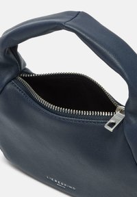 Granatowa skórzana torebka na ramię z zakrzywionym uchwytem i zamknięciem na zamek błyskawiczny; charakteryzuje się teksturowanym wykończeniem oraz metalowym okuciem zamka. Widoczne logo marki.
