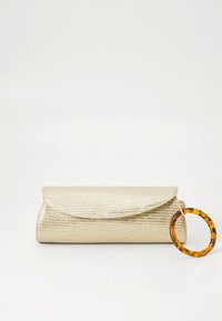 Borsa clutch con texture dorata, caratterizzata da una chiusura a patta curva e un manico ad anello in tartaruga. Materiale liscio con una lucentezza sottile.