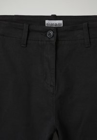 Zwarte katoenen broek met een recht model, een enkele knoopsluiting en een merkembleem op de tailleband. Glad textuur met subtiele stikseldetails.