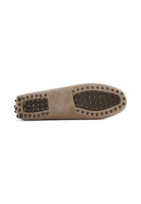 Scarpa in suede senza lacci con forma arrotondata, di colore marrone chiaro. La suola presenta contrafforti in gomma per una migliore aderenza e zone flessibili.
