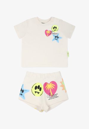 Set in cotone beige chiaro composto da una camicia a maniche corte con grafiche colorate e pantaloni shorts con vita elastica, inclusi disegni giocosi.