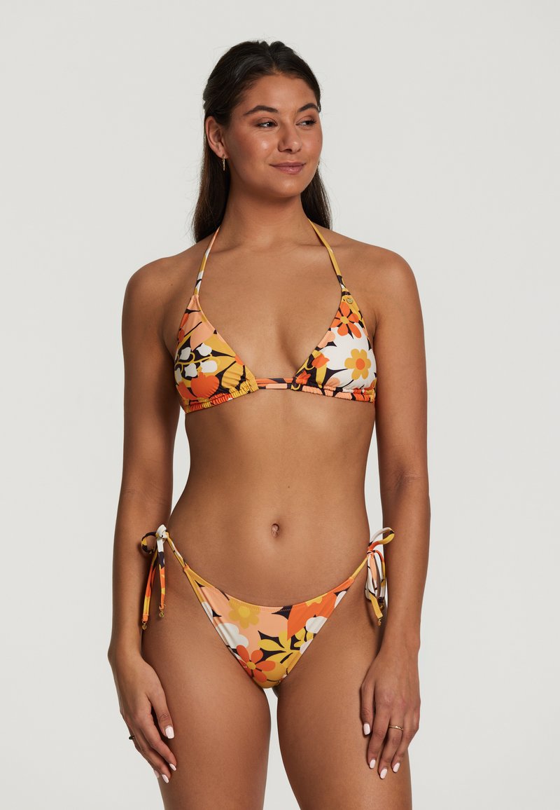 Bikini szett, amely háromszögletű melltartóból és megkötős alsóból áll, élénk színű anyagból készült, narancssárga, sárga és fehér virágmintákkal fekete háttéren.