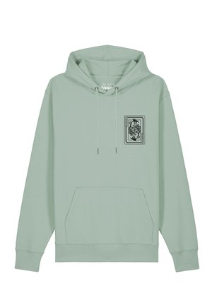 Hellgrüner Kapuzenpullover mit Fronttasche und schwarzer Spielkartengrafik auf der linken Brustseite, die eine Joker-Figur zeigt.