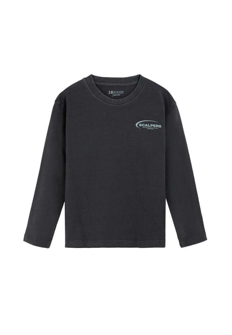 Camiseta negra de manga larga hecha de algodón. Presenta un logo circular en color teal claro en el lado izquierdo del pecho. Cuello redondo y ajuste holgado.