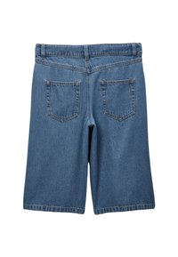 Shorts en denim bleu moyen, avec une taille, deux poches arrières rectangulaires et une coupe droite avec des bords ourlés.