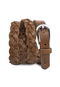 Cinturón de cuero trenzado marrón con un acabado suave, que cuenta con una hebilla de metal plateada y un único lazo para ajuste. Textura suave y diseño duradero.