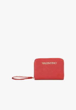 Portefeuille Valentino rouge texturé avec lettrage doré et petite sangle de poignet attachée, sur fond blanc.
