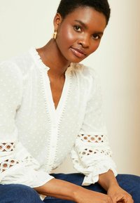 Love & Roses 3/4 SLEEVE V NECK REGULAR FIT - Gombos blúz - ivory white