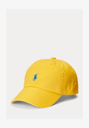 Gul baseballkasket med blåt broderet polo-spiller-logo foran, med syede luftøjne og en buet skygge.