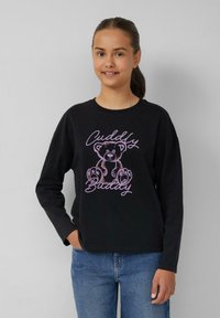 Czarna bluzka z długim rękawem z grafiką misia i różowym oraz białym napisem "Cuddly Buddy". Luźny krój z prążkowanym dekoltem.