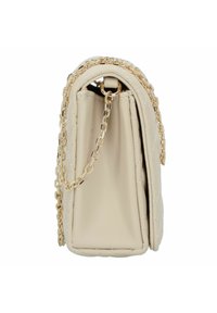 Borsa a tracolla in pelle beige trapuntata con tracolla in oro, forma strutturata e superficie liscia, dotata di chiusura a ribalta.