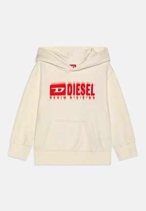 Krémová mikina s kapucí, která má přední kapsu. Červené logo "DIESEL" výrazně umístěné v tučném písmu přes hruď.