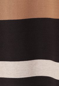Tessuto a maglia con strisce orizzontali in marrone chiaro, crema e nero. Texture morbida; motivo uniforme su tutta la superficie.