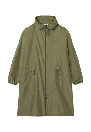 Chaqueta ligera larga de color verde oliva con capucha, cierre de cremallera en la parte delantera, puños elásticos y dos bolsillos frontales. Presenta un logo mínimo en el pecho.