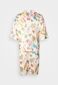Conjunto de ropa de estar por casa de manga corta y cuello, fabricado en una tela ligera. Presenta patrones coloridos con palmeras, figuras y elementos tropicales.