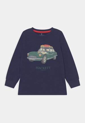 Marineblå langærmet skjorte med grafik af en grøn vintagebil, der bærer bagage på taget, med teksten "Hackett London" nedenunder.