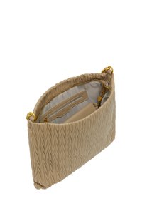 Beige quiltet skuldertaske med struktureret yderside, guldfarvet hardware og foret indvendig med en lynlås-lomme og to åbne rum.